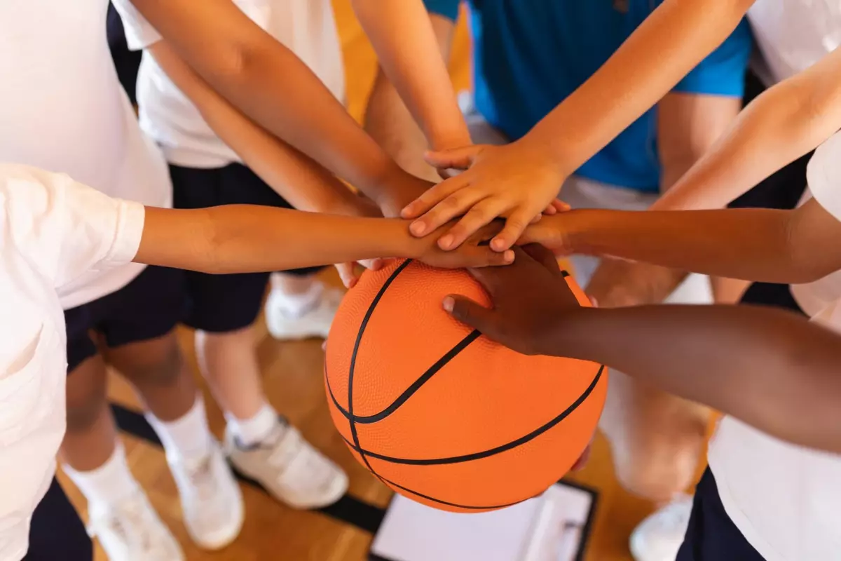 Les enfants autour du basket